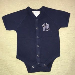 Yankees onesie 0-3 months